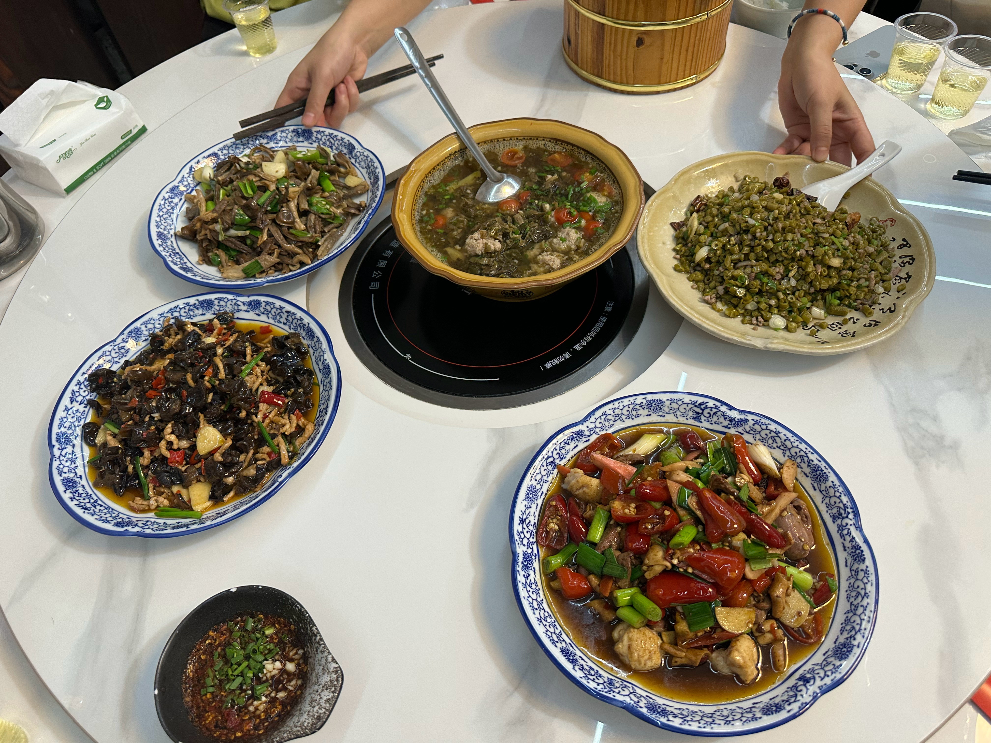 开始到贵州吃吃喝喝了[捂嘴哭]  ​​​
