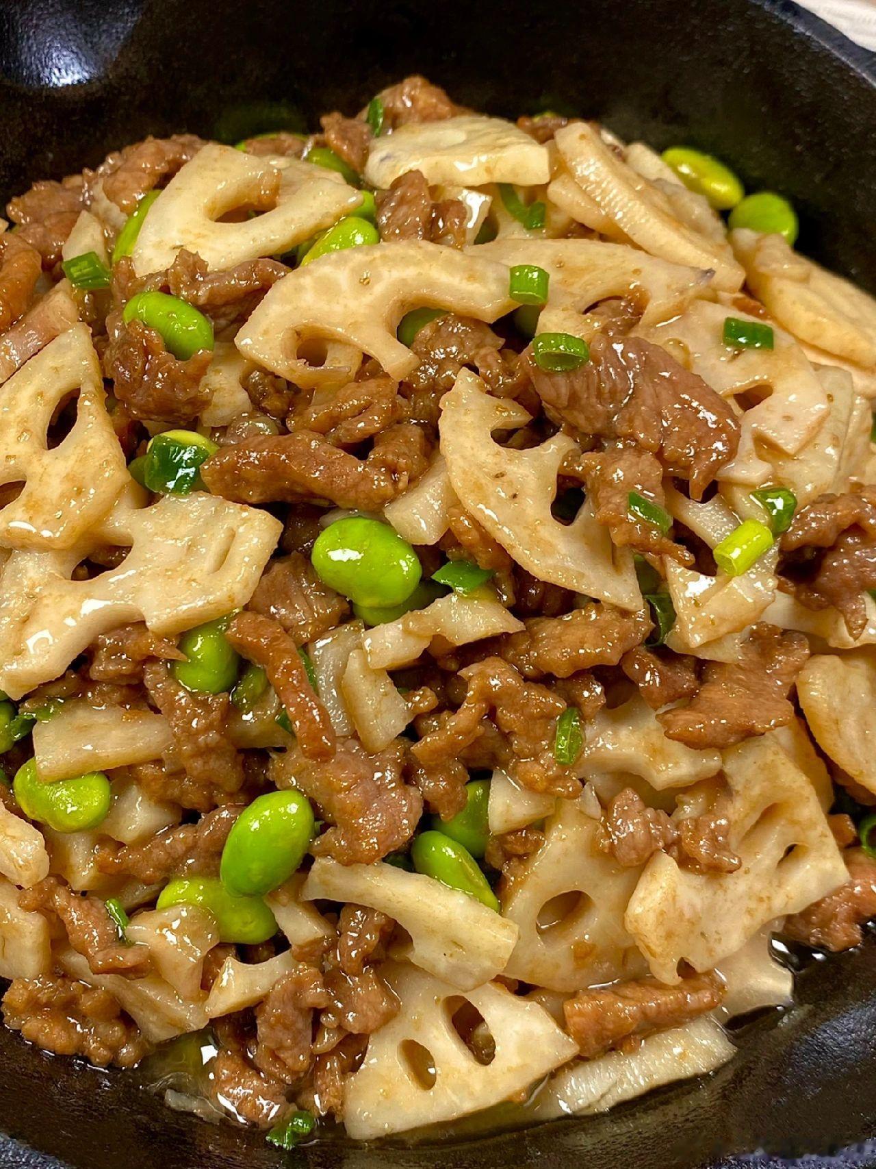 想告诉全世界这个真的巨巨巨好吃，这道莲藕炒牛肉巨好吃，姐妹们一定要试试，莲藕清甜