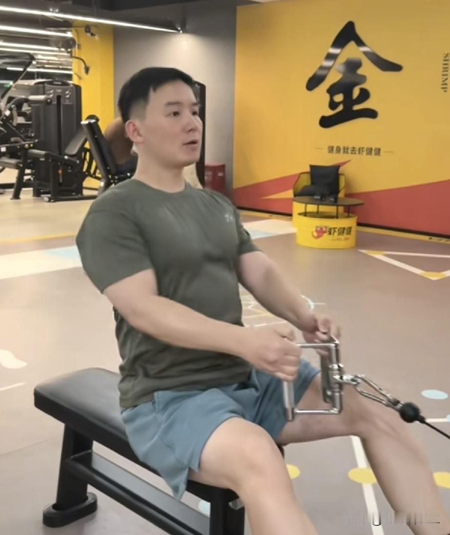 谢浩男终于放假了，难怪许健华一直没直播，原来在等谢浩男来新疆汇合。
今天谢浩男更
