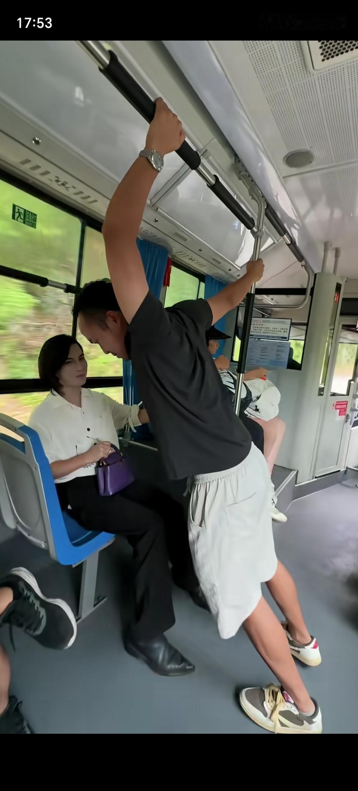 一枝梅坐公交车被一黑衣男子“壁咚”了，男子一副站立不稳的样子，频繁靠近一枝梅，好