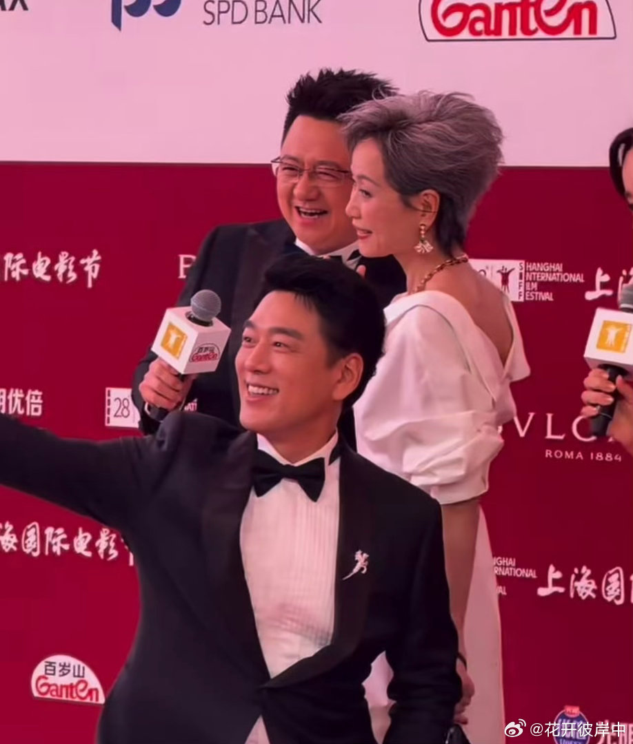 杨紫琼也逃不过合照狂魔王耀庆不愧是王耀庆了连杨紫琼都被他拉来合照啦，“社牛”属性