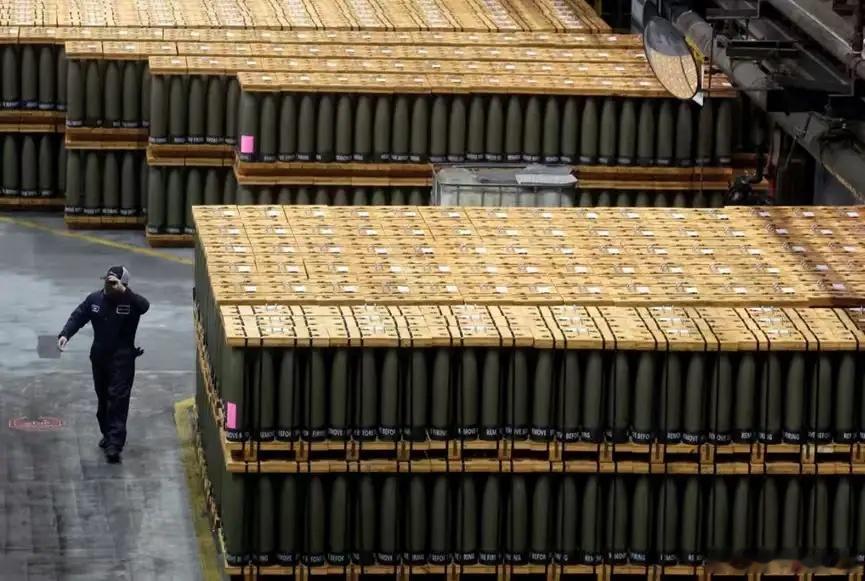 美国暂停二次动武的计划，绝对不是因为善良，也不是因为俄罗斯反对，而是特朗普终于认