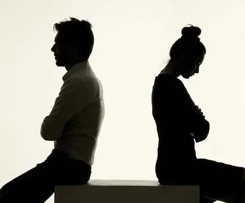 2009年，相差26岁的北大教授与一名高中生交往，长期保持地下情人关系，并承诺让