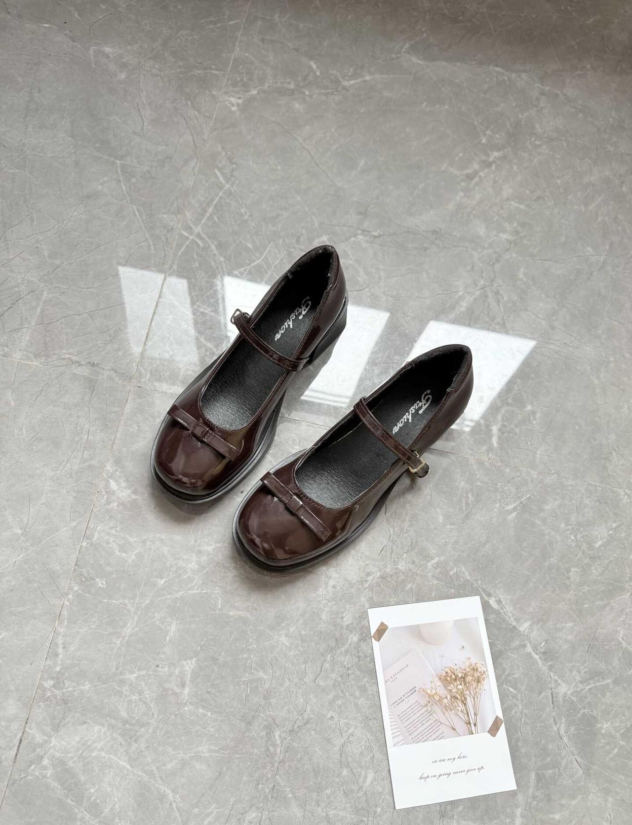 5cm粗跟yyds！棕色玛丽珍配小裙子绝了
经典棕色超有校供感，搭配JK格裙、连