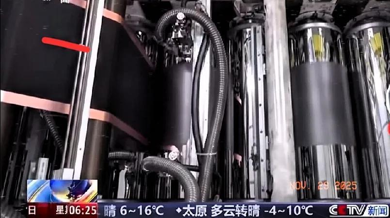 刚刷到固态电池要量产！准备买车的朋友先等等！
 
刷头条看到个大消息——固态电池