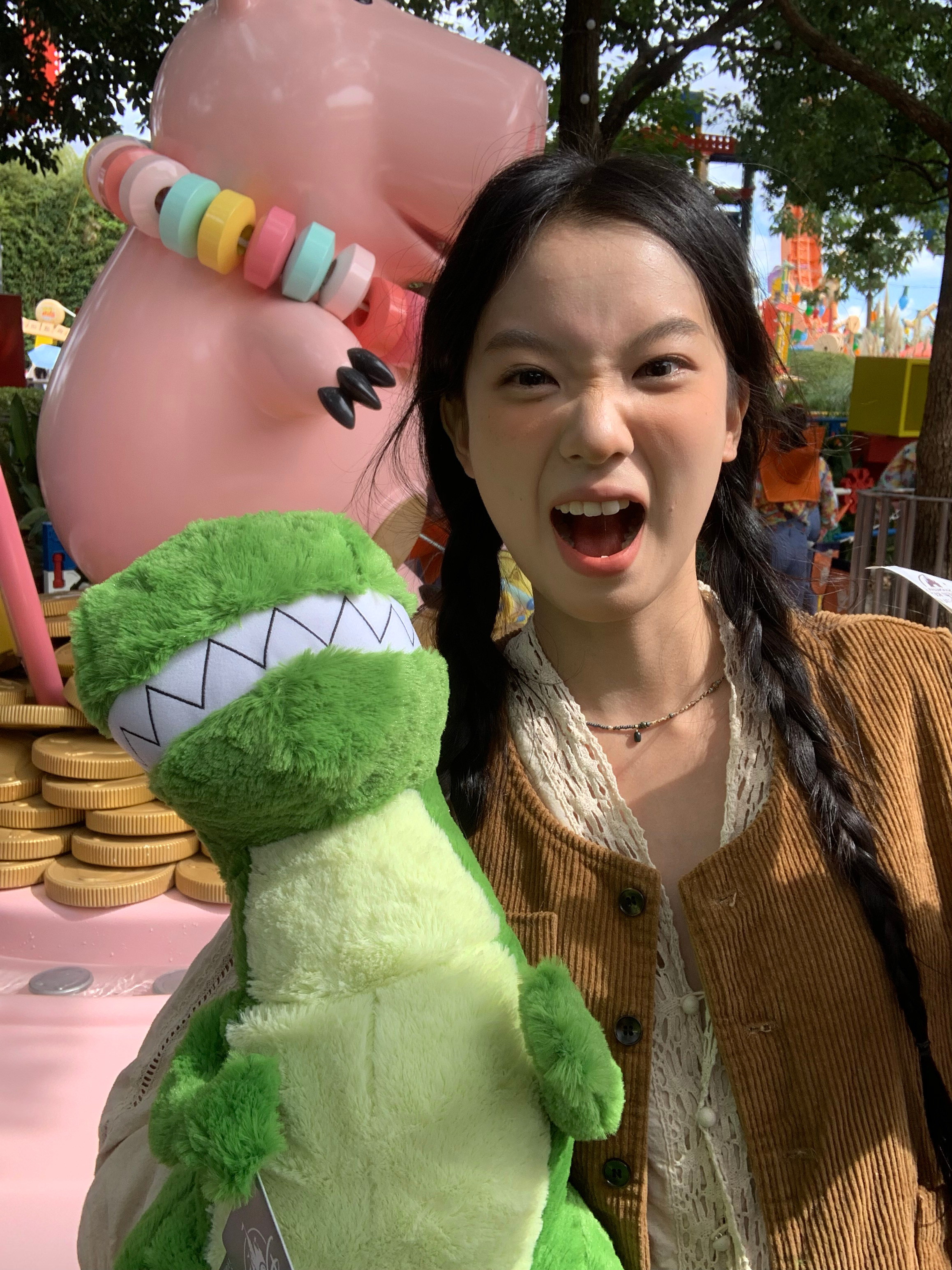 是谁在迪士尼玩游戏中了一等奖！！！超大号抱抱龙！！！🦕 ​​​