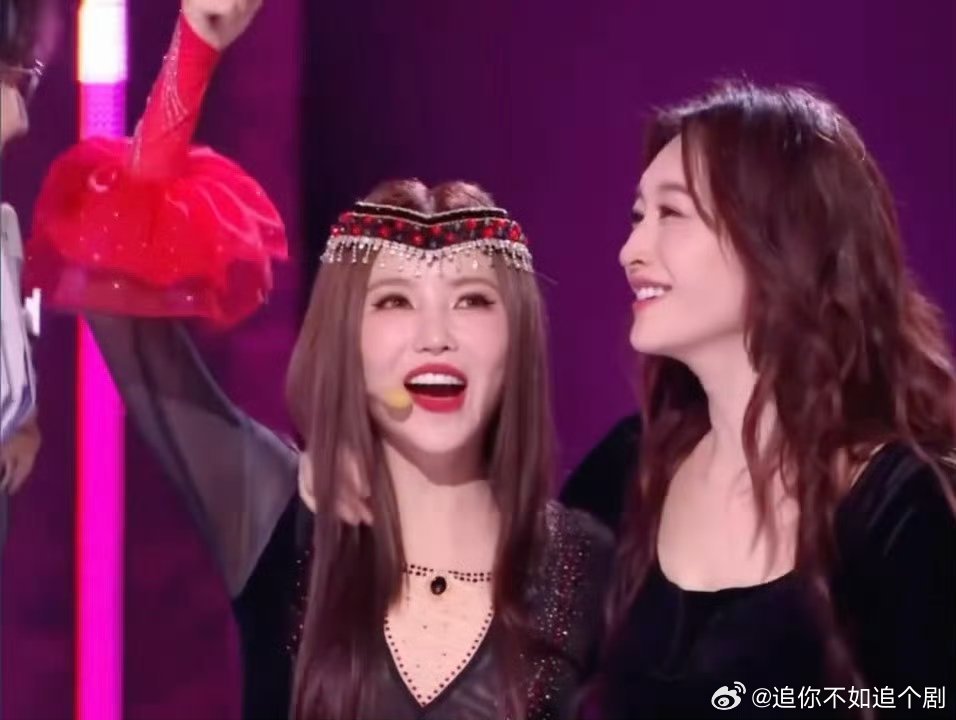 李小冉也微醺了  看完这段直接笑晕，李小冉微醺状态下的反应也太真实接地气了 