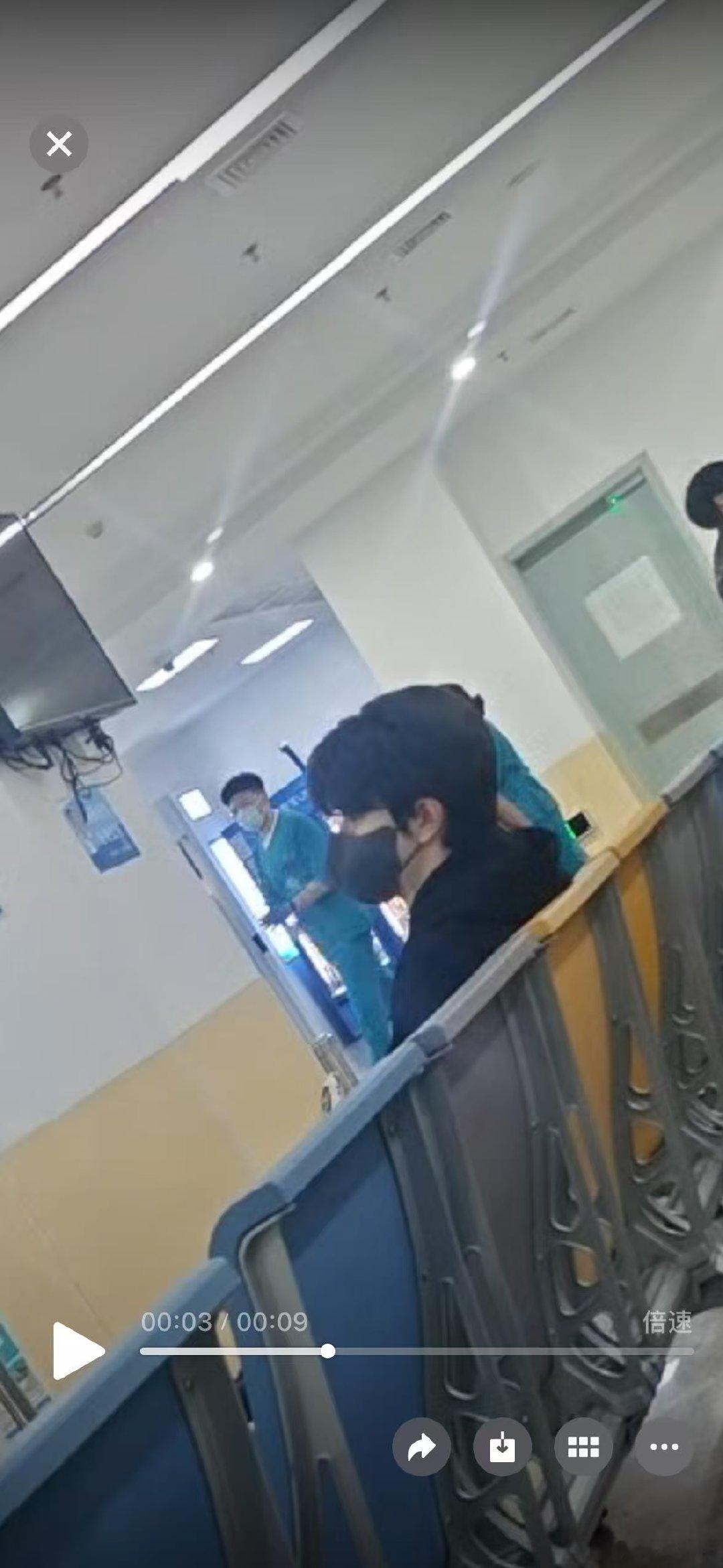 医院偶遇林一看病医院偶遇林一看病，粉丝透露林一在拍摄期间因剧组灯具掉落砸中肩膀，