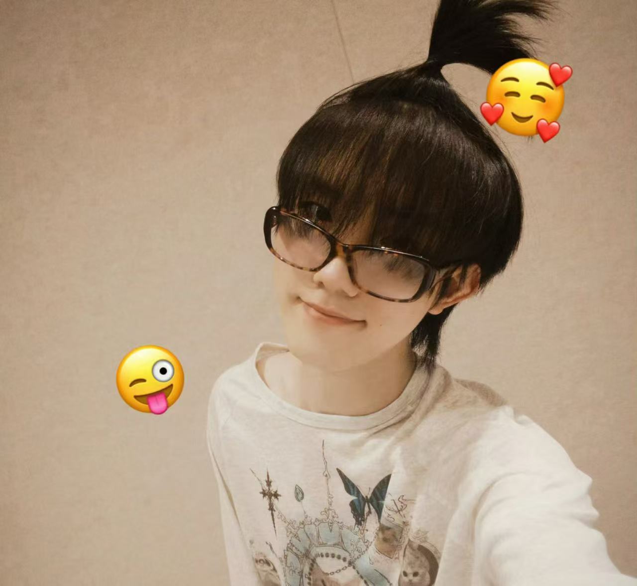 苏新皓发了自己的苹果头自拍，萌之~ 