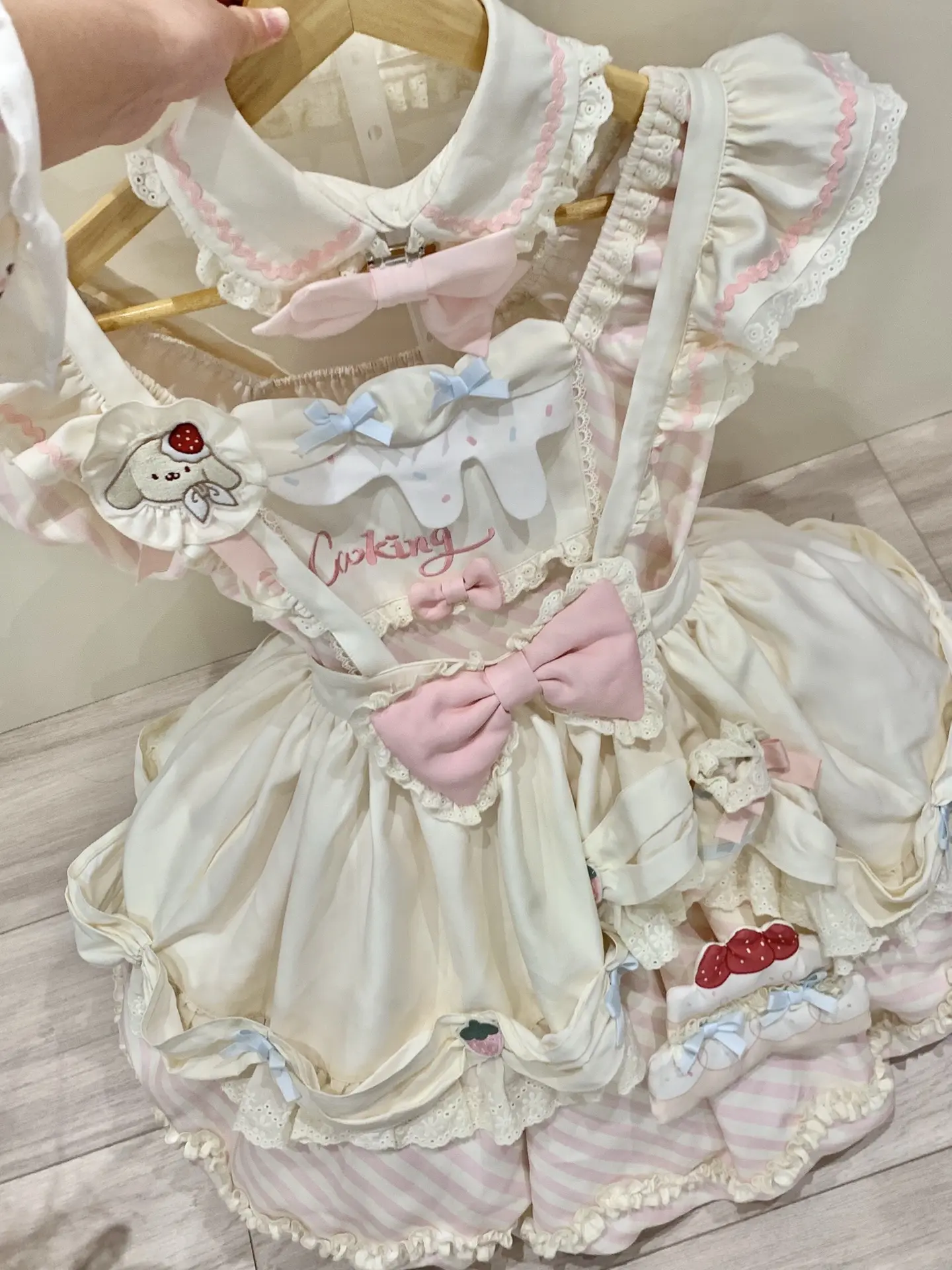 哦耶是谁收到了好朋友送的奶油蛋糕。