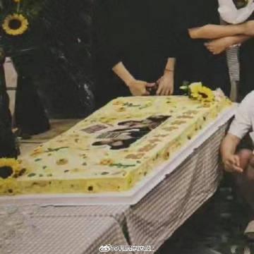 什么叫终极的浪漫啊～沈腾马丽新电影杀青的蛋糕上放着十年前夏洛特烦恼的合照，而手捧