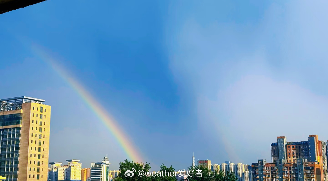 石家庄冰雹 除了北京，今天傍晚，河北石家庄也出现了冰雹，而且冰雹的个头还很大！不