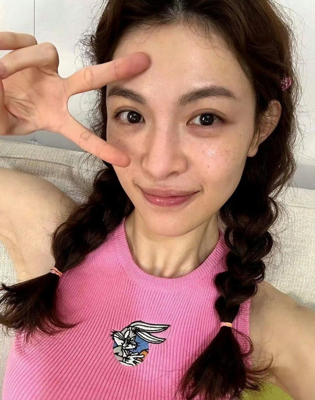 钟楚曦素颜照，原来女明星脸上也有雀斑啊，不用焦虑了 