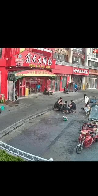 玻璃门擦的太干净也不是什么好事？
因为经常会被人撞上！
就像这个女孩一样，她看起
