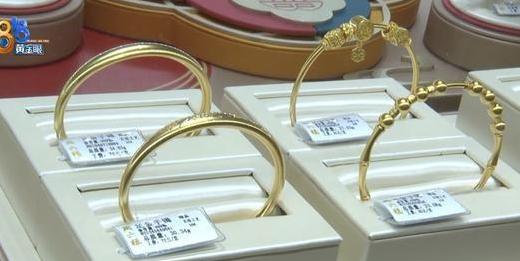 真憋屈！浙江宁波，女子买金手镯，拿了2个挑选，然后，买下其中一个，不料，柜姐一时