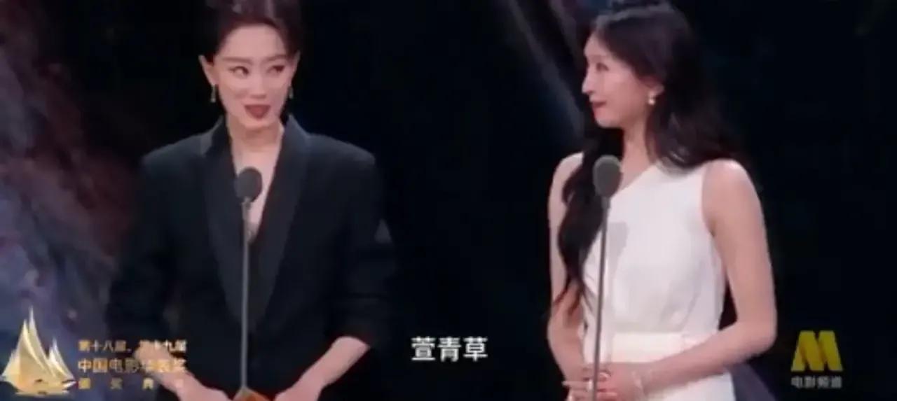 江疏影太尴尬了！她竟然当众念错别字，把萱草花念成了萱青草，台下的嘉宾都惊呆了。
