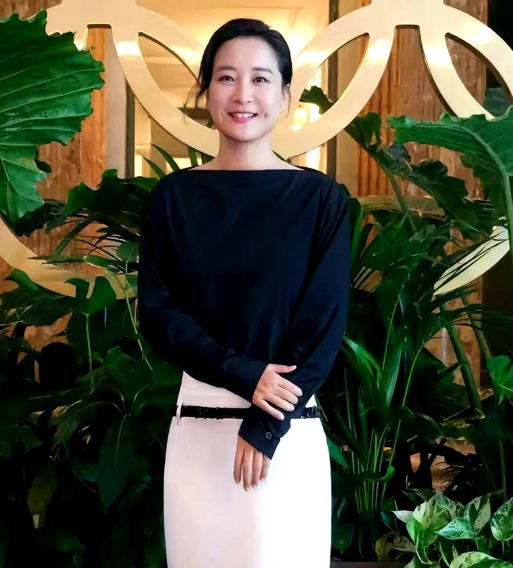 贾玲这回是真把自己“活成了电影”。
 
42岁，210斤，说减就减，一口气掉10