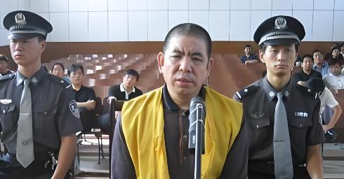 这是贪官金鉴培在武汉中级人民法院受审时拍下的照片，金鉴培落马之前不仅靠一己之力让