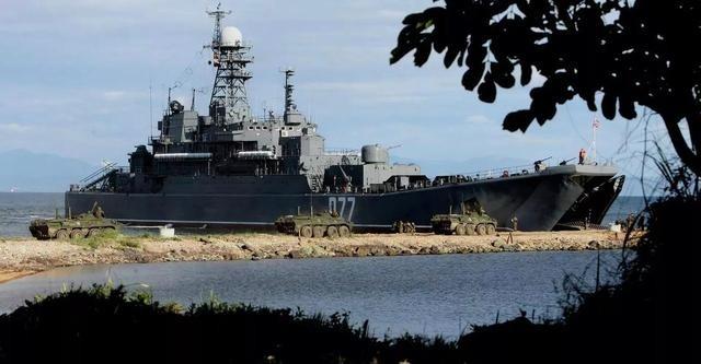 中日关系紧张之际，俄军登陆舰开到千岛群岛，普京要给日本上强度？

最近，俄军在千