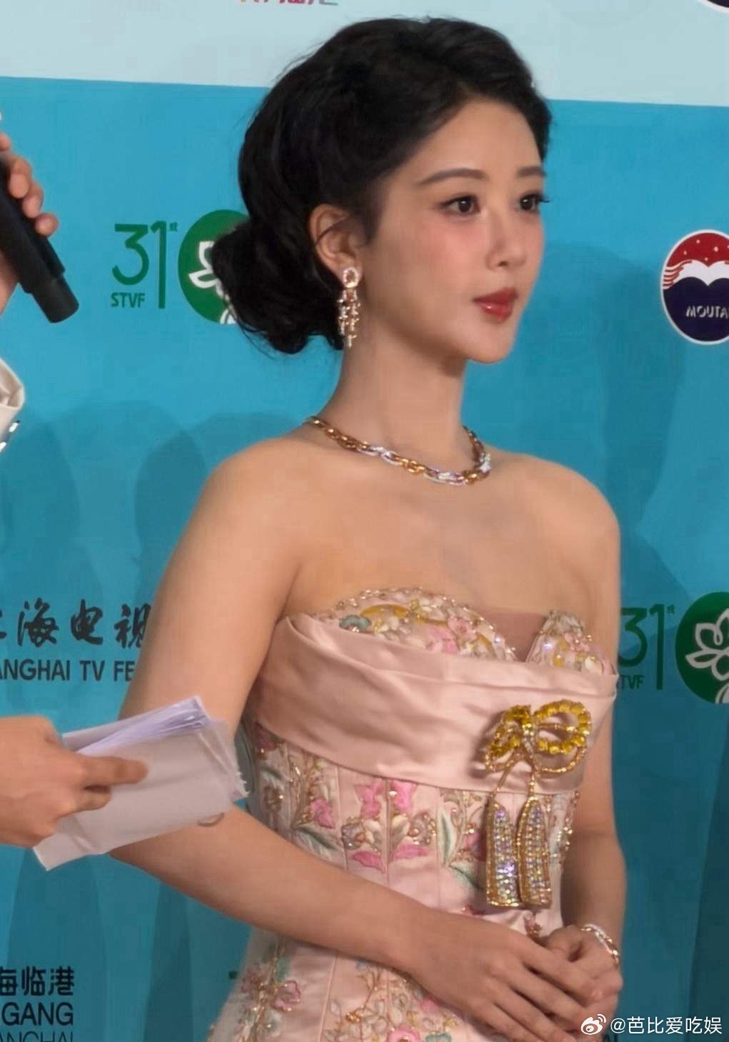 1.杨紫不担心大伙质疑她的视后，因为央妈给她站台了，说流量与实力并非对立。2非常
