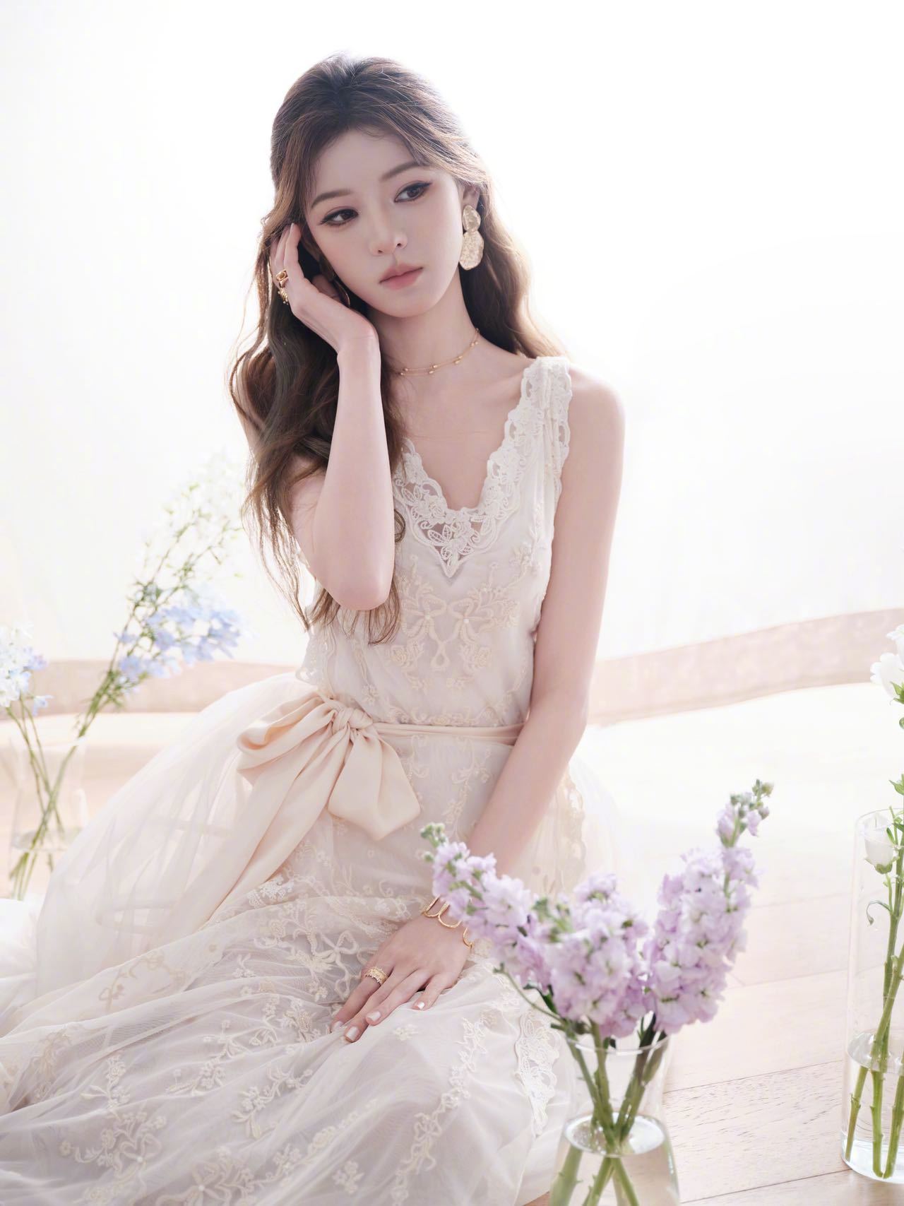 上海街头偶遇张予曦，这颜值真的太抗打了！随便走走都像在拍偶像剧，氛围感直接拉满✨