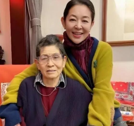 倪萍家包括保姆一共5个人，但她每天做4只海参，保姆没份。倪萍姥姥说:“你个傻子，