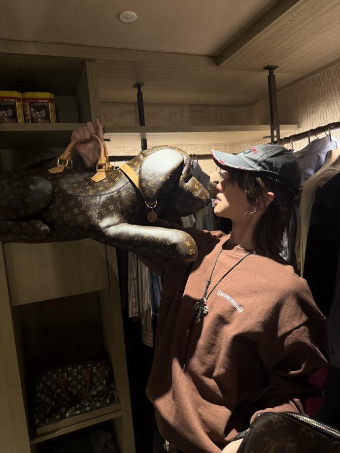 徐明浩的这个腰真的像弯刀一样劲瘦又漂亮，不愧是顶级舞者。 