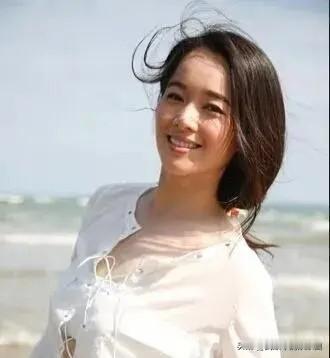 下面小编就上述头条推出的话题，谈一谈对左小青颜值的看法。

左小青原本是国家艺术