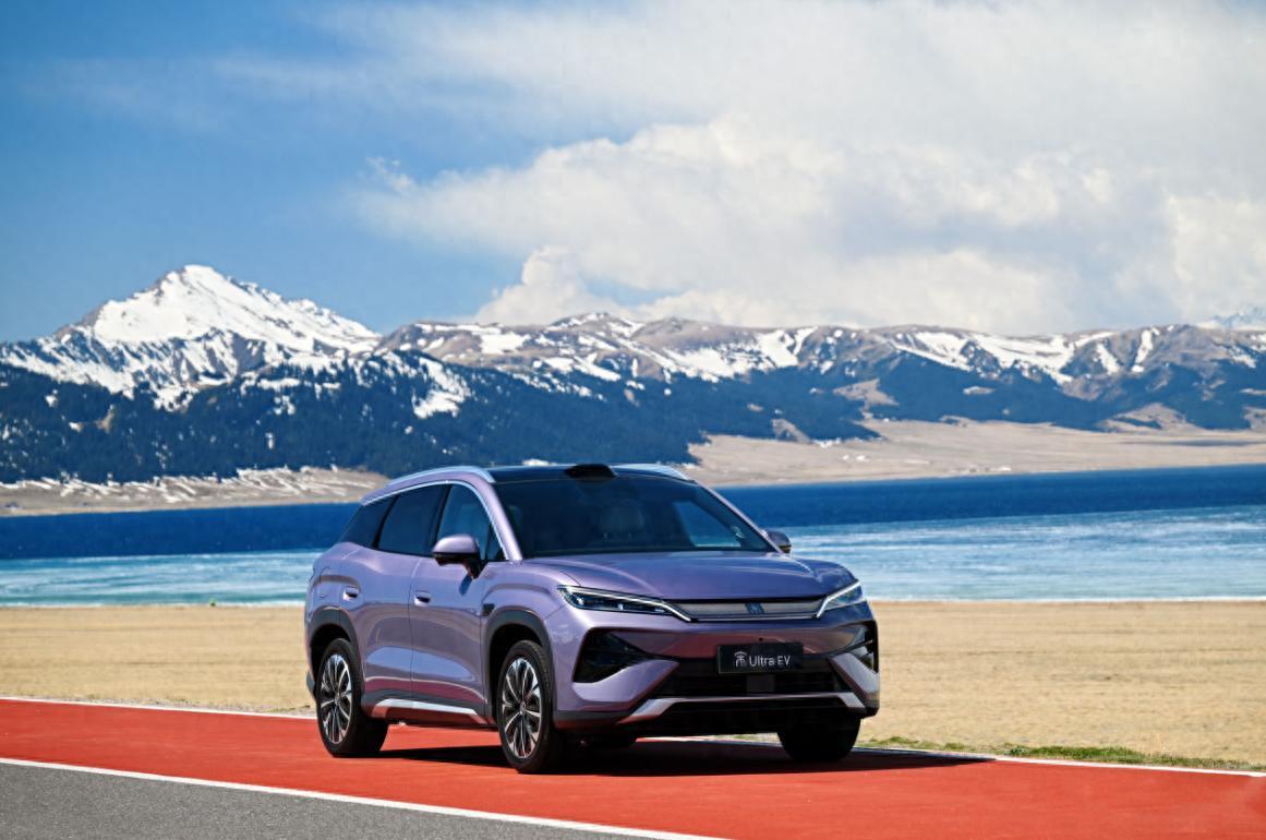 近日，比亚迪宋Ultra EV全国媒体试驾活动在新疆伊宁顺利举行。活动以“闪充中