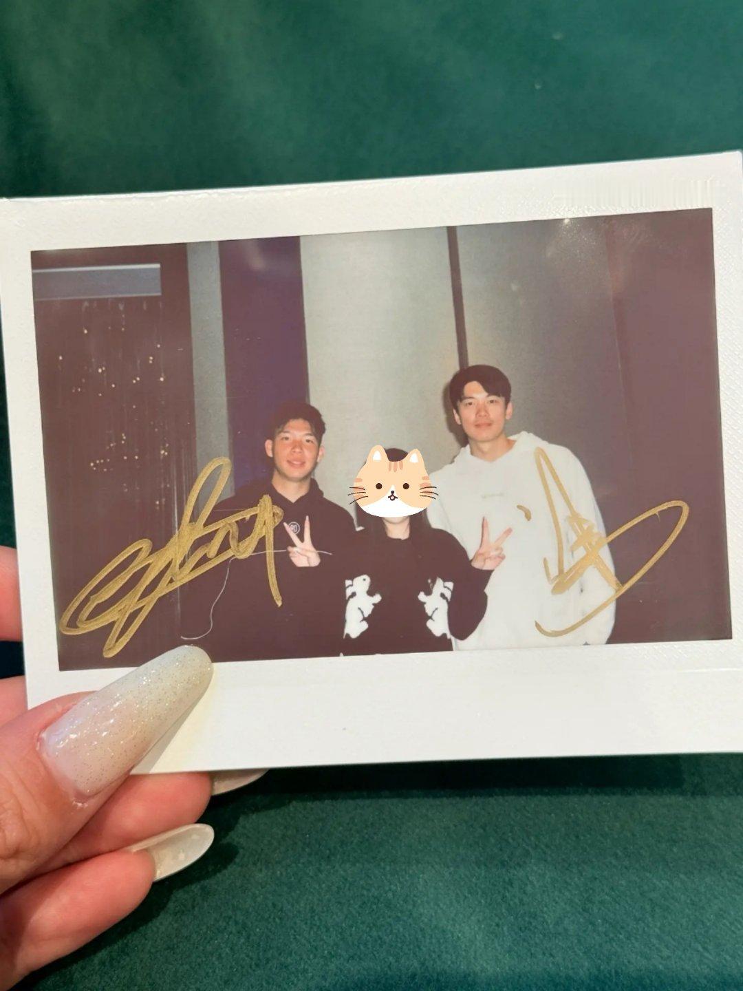 和王钰栋的合影 应该是今天拍的cr.八点没有早八汪顺