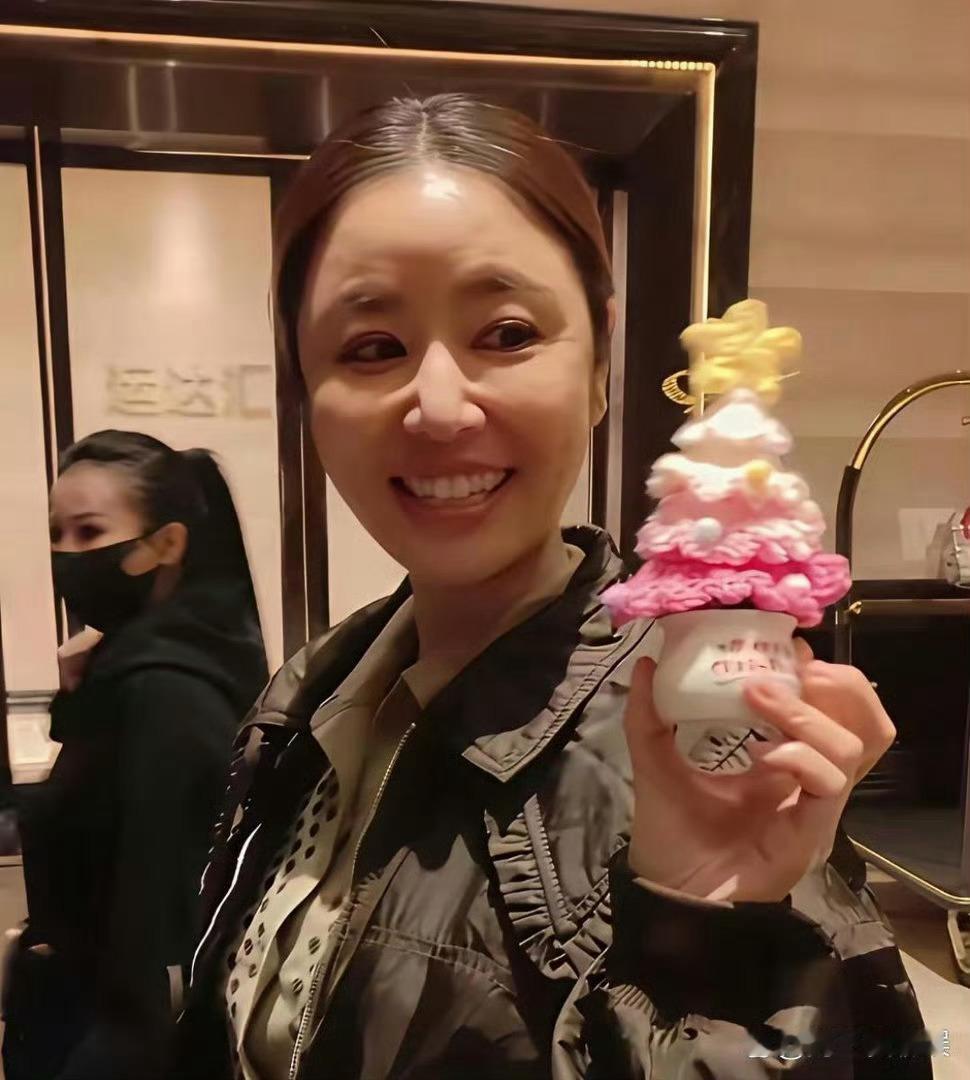 路人偶遇下班的林心如，素颜松弛感完全看不出实际年龄 ​​​