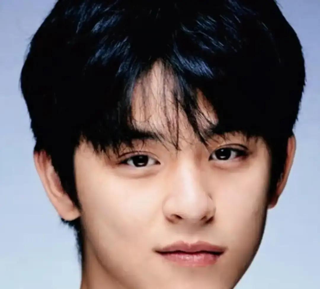 动物园把一只马来熊当熊猫养。

园方说为了让它适应环境，先混在熊猫馆里。

结果