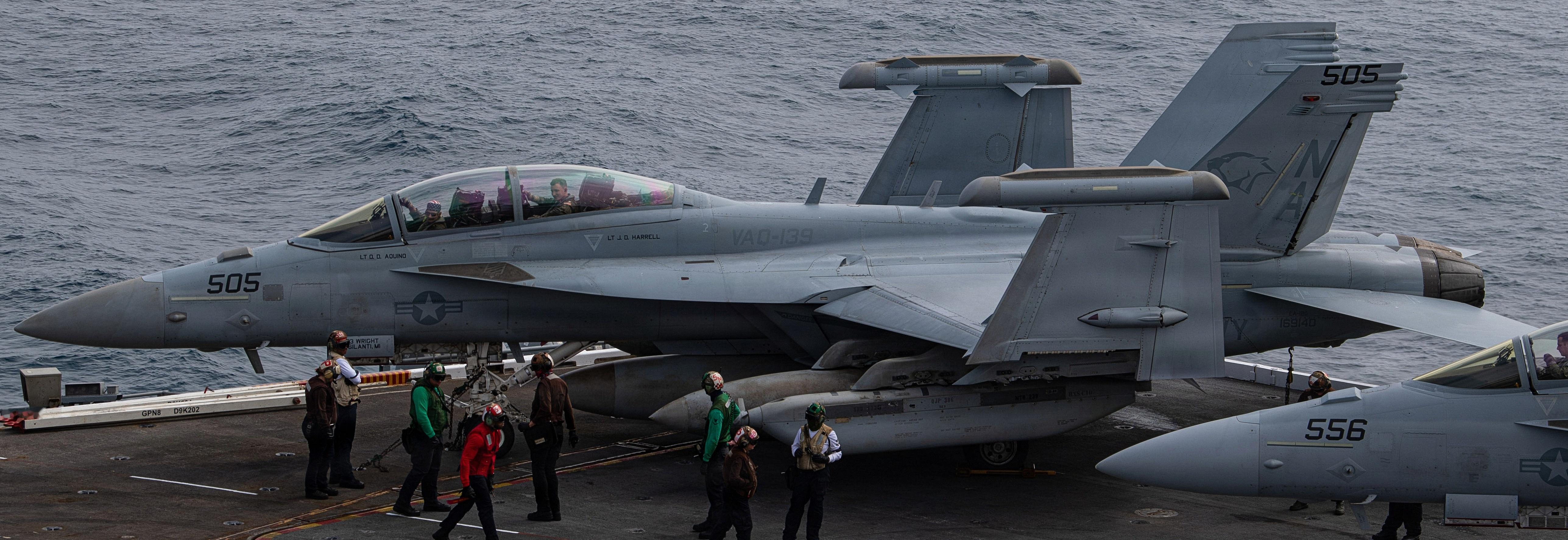 高分辨率图像 大黄蜂的折叠翼 