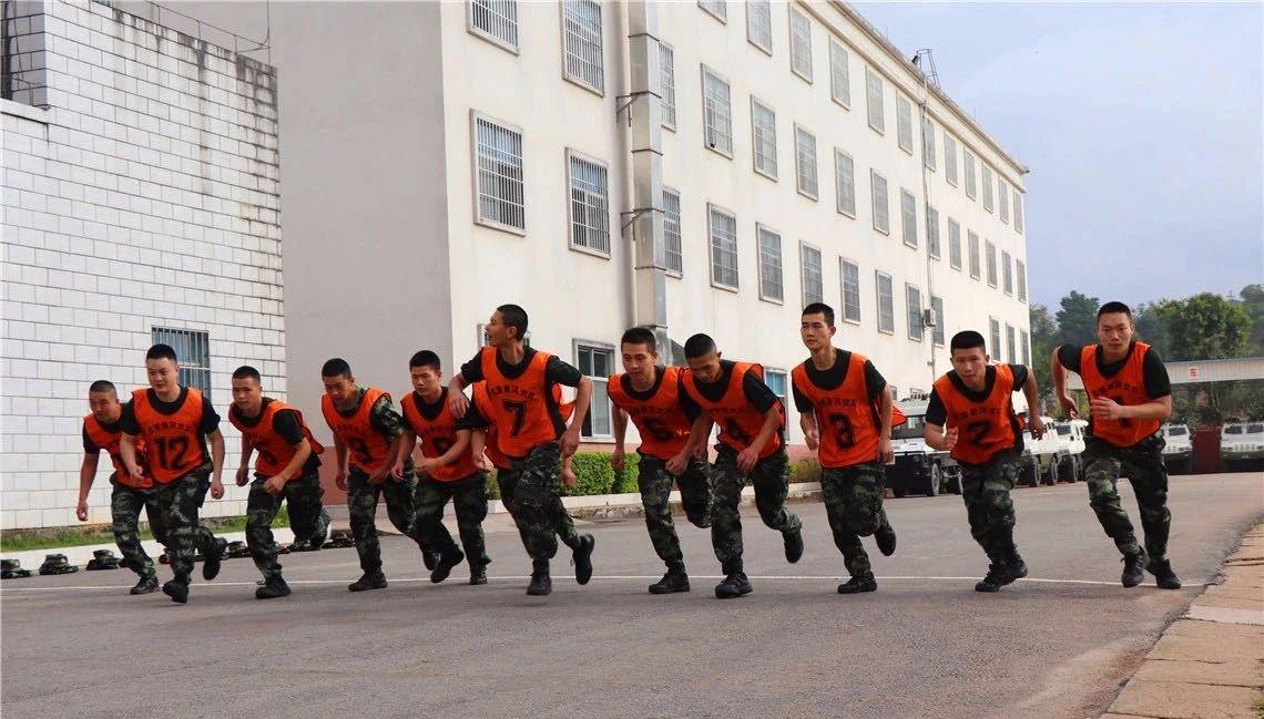 二次入伍直招军士通常从下士起步，具体晋升时间根据学历和服役表现确定