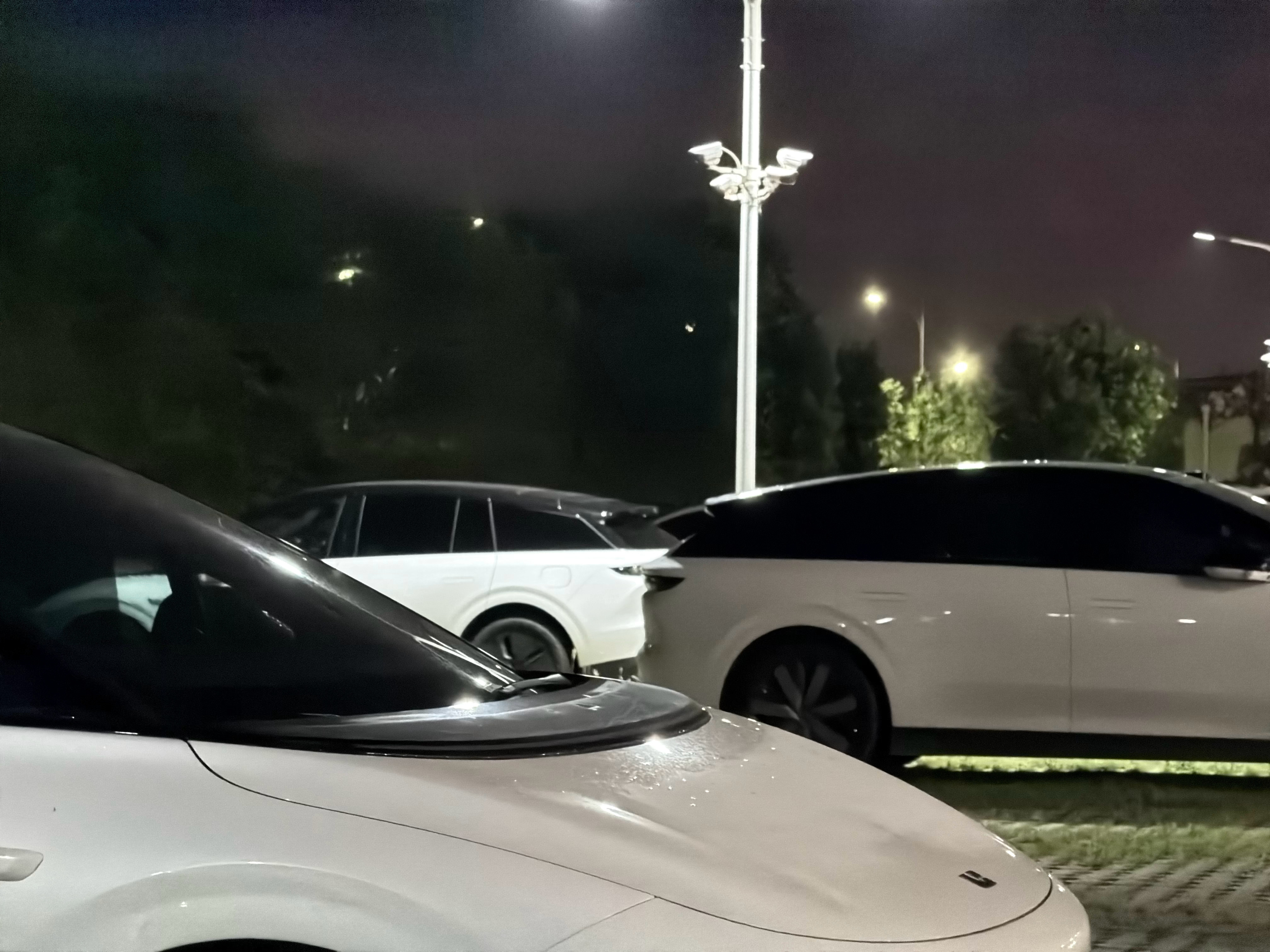 下班，公司的停车场里全是员工的理想i6