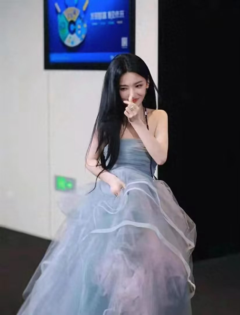 太绝了！章若楠红毯生图曝光，光影下的回眸一瞬，美得像文艺片女 