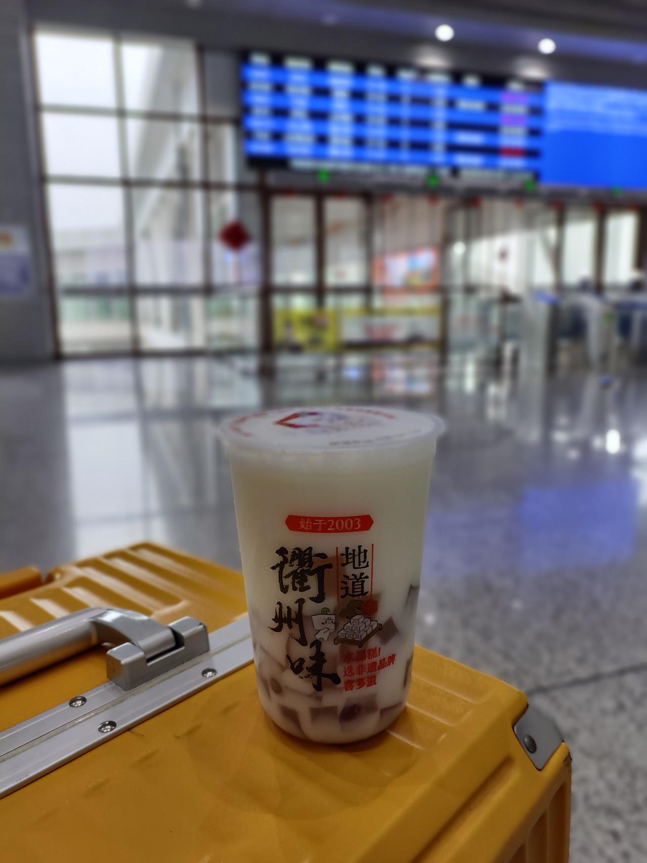 去坐高铁时很明智的打包了一杯牛奶红豆水晶糕，正好打发了坐车前的无聊时间，水晶糕软