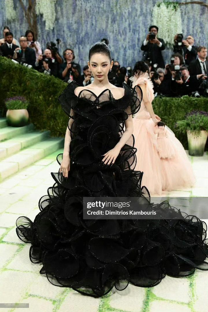 metgala宁艺卓拖尾黑纱裙 宁艺卓红毯生图 