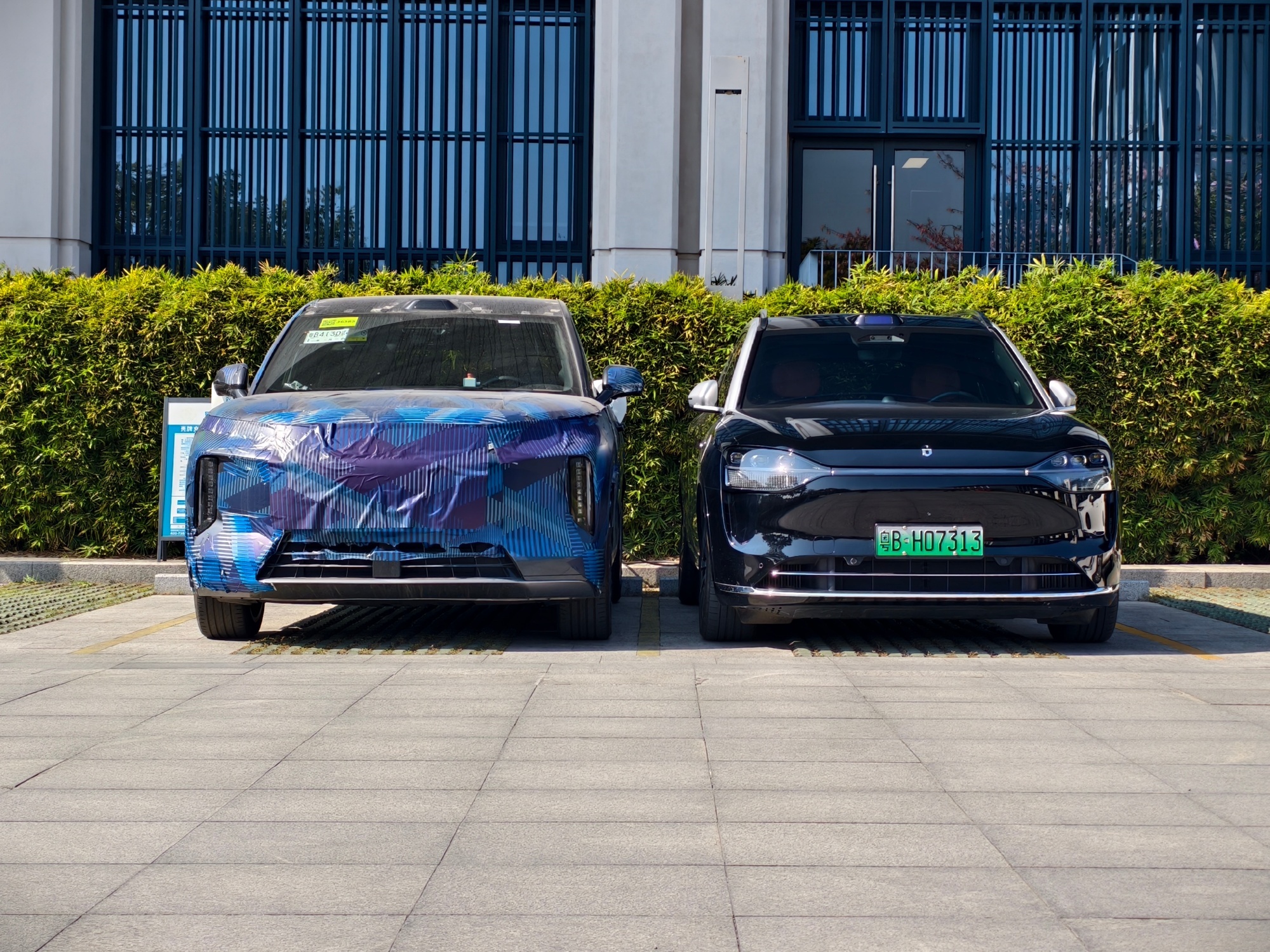 比亚迪王朝系列全新D级SUV的伪装车曝光，居然和理想L9、问界M9停在了一起。 