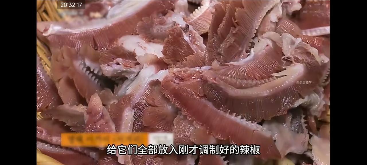 韩国人吃喜欢鱼鳃，好胃口。

我们认为鱼鳃最脏、最腥、最没营养的部位直接扔掉，连