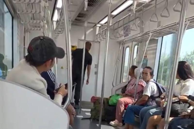 泰国捷运惊魂！驾驶室突传“凄厉女声”，乘客敲门无人回应海外新鲜事 泰国红线捷运（