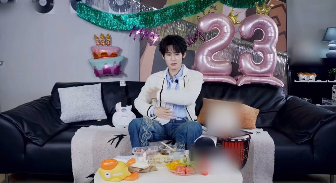 张真源说不依赖哥哥算我没用张真源手忙脚乱版复仇摇 粉丝想看他跳复仇摇，他就跳。不