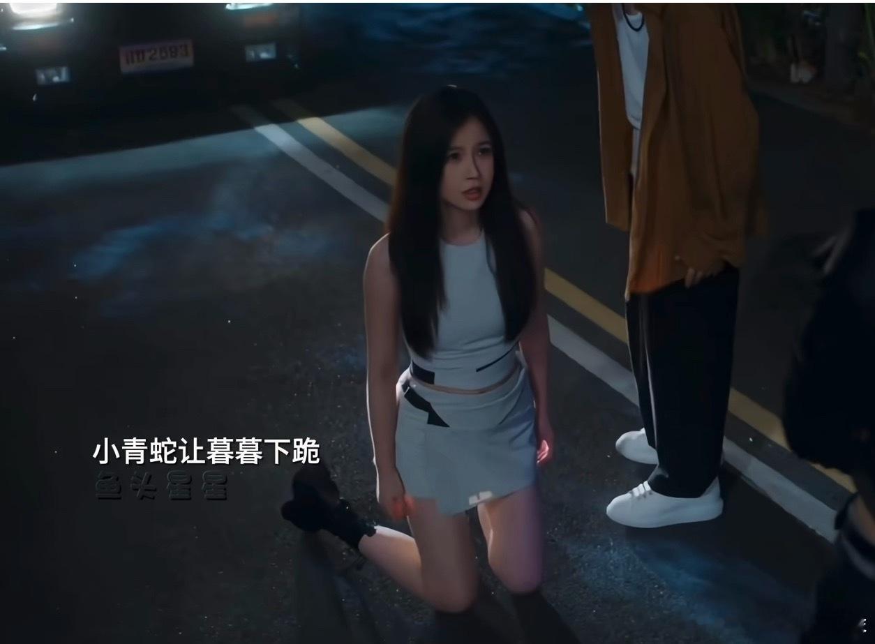 没有人觉得虞书欣在《双轨》里的衣服，很多时候感觉演员演戏动作幅度一大，就能走光。