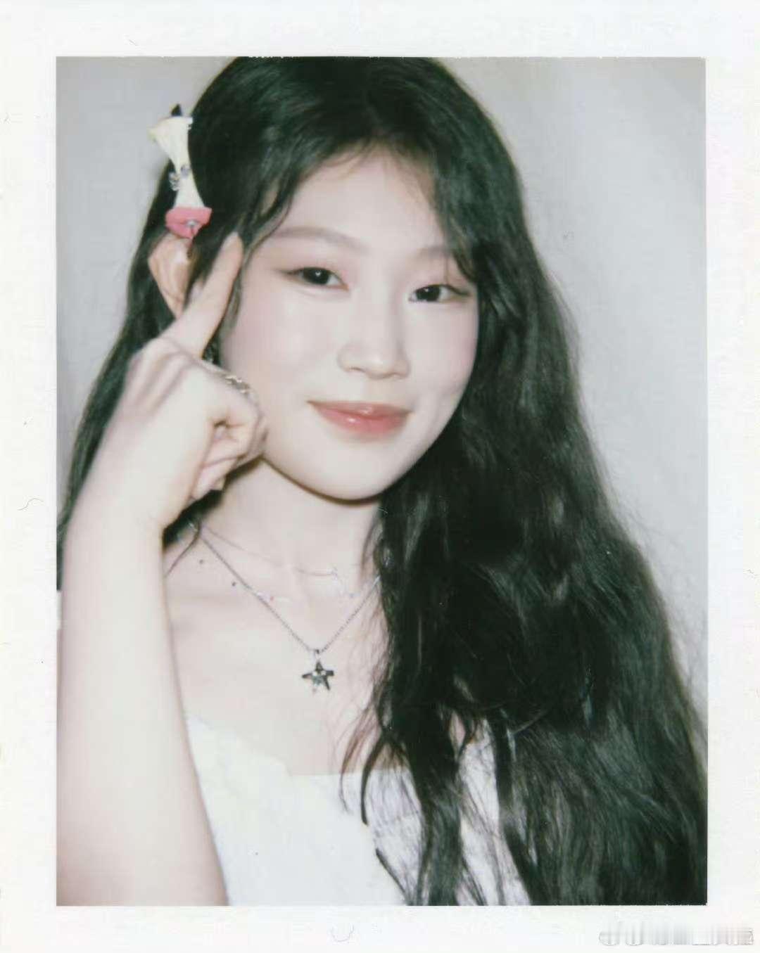 沈佳润高耳位 沈佳润耳位真的好高！看着就特别有主见和灵气，一看就是被养的很好的妹