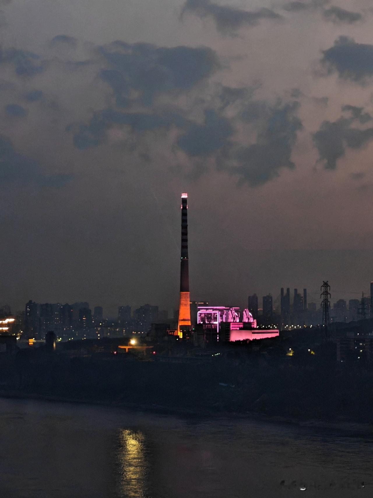 2月26日傍晚，重庆的天空就像一幅绝美的画卷。夕阳渐渐西沉，那橙红色的光辉洒在城