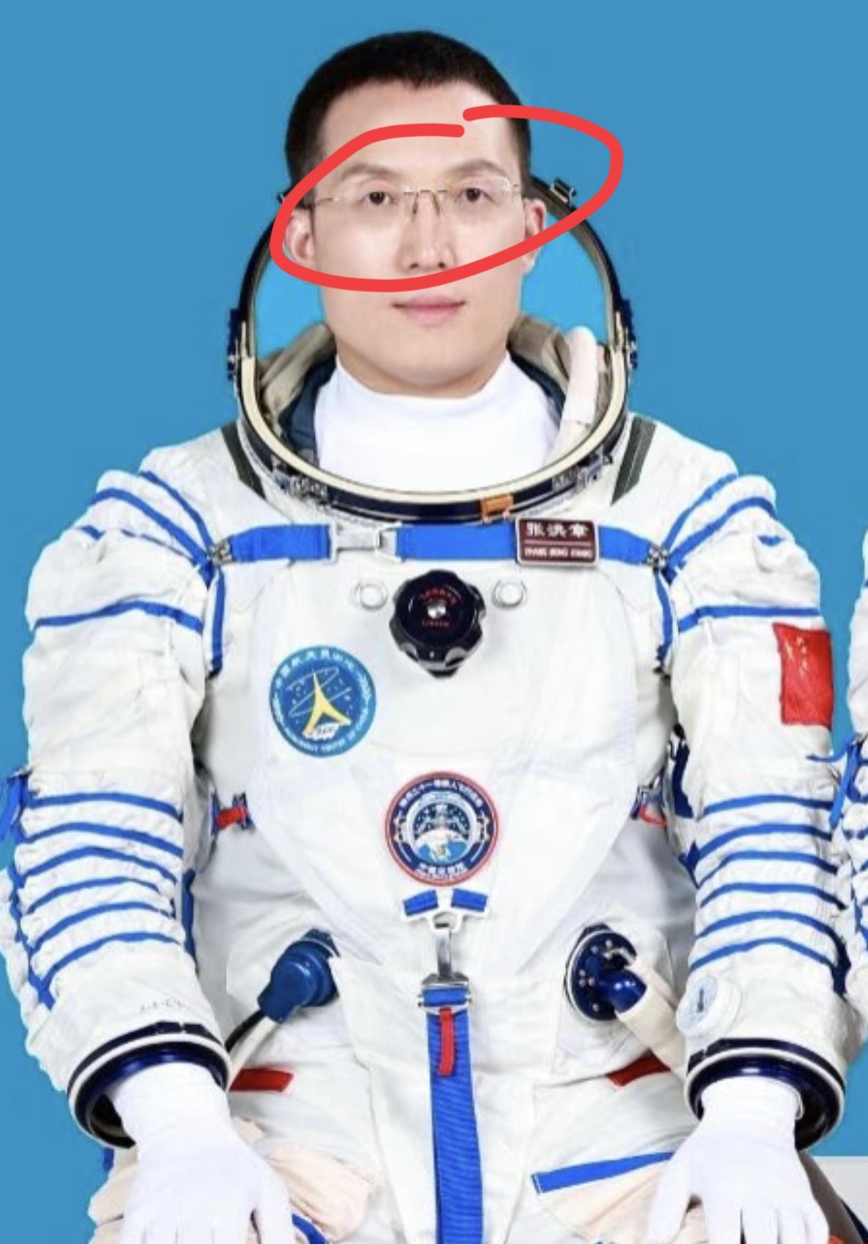 我问在南航读研的表弟，神舟二十一为啥有个航天员戴眼镜？

表弟说，张洪章可不是一