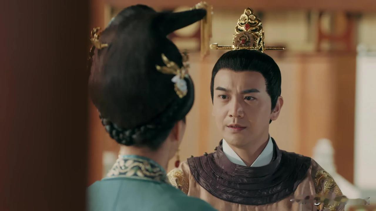 张智尧与袁咏仪曾扮演过一对帝后。
那是古装剧《唐砖》中的李世民与长孙皇后。
在剧