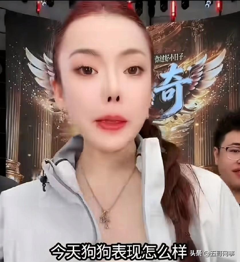 蛋蛋面向直播间粉丝询问刘二狗今天直播带货的表现如何。小慧一心想要在蛋蛋面前好好表