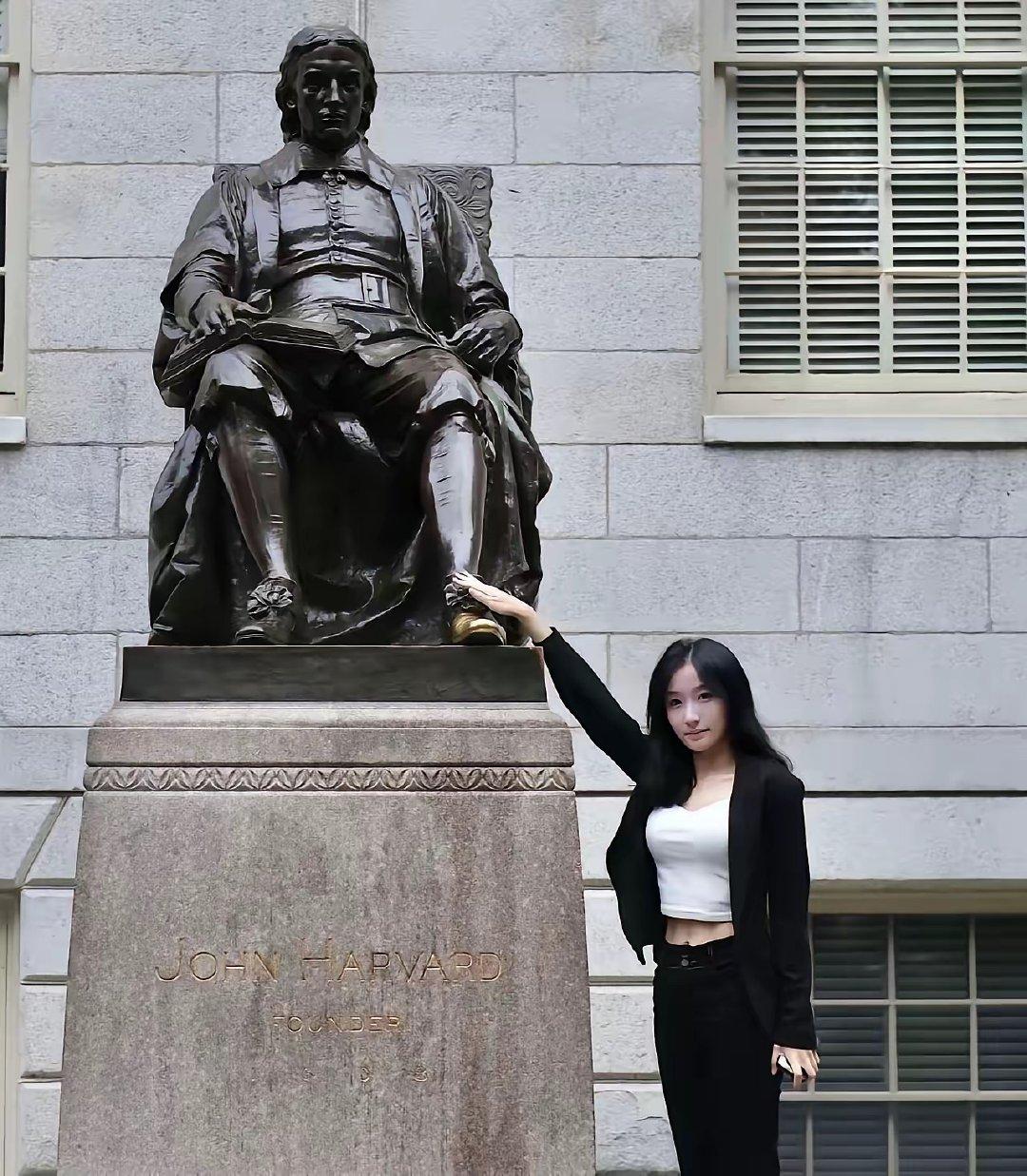 30岁国民党国际部主任董佳瑜，随郑丽文一行备受瞩目。身为台商二代，她在上海长大，