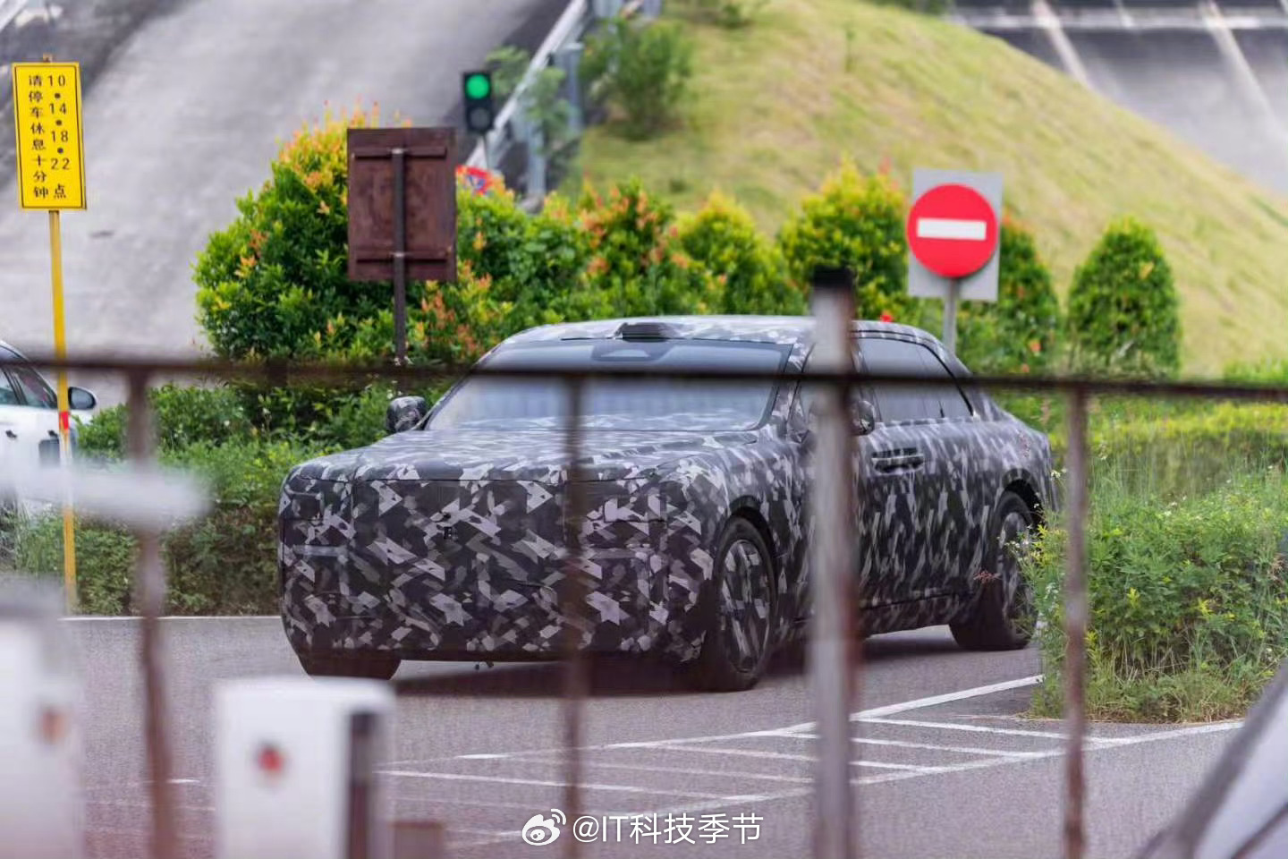 仰望超豪华行政轿车实拍曝光据说售价200万级别的全新行政轿车来了！5米5的修长低